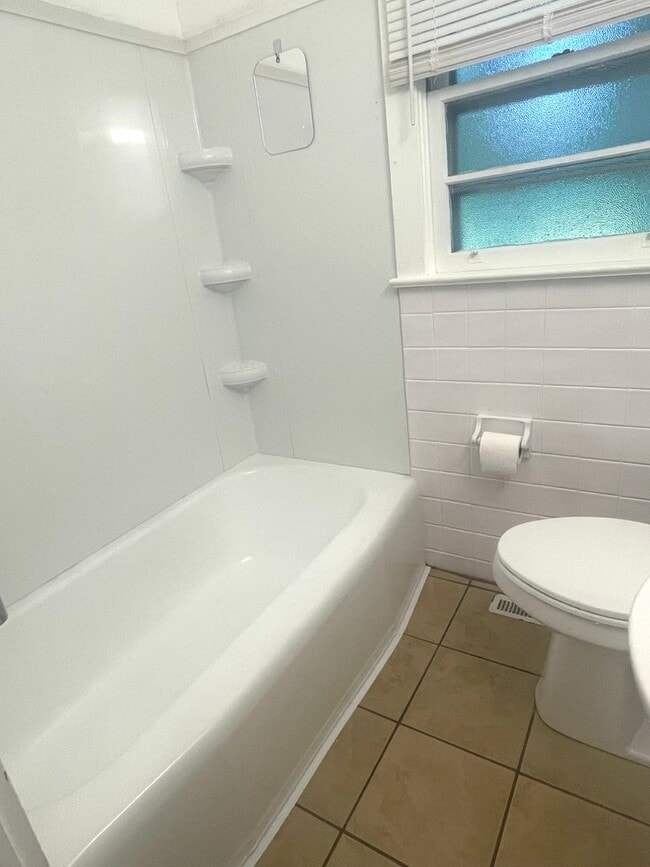 Building Photo - Cute 2 Bedroom, 1 Bathroom Home Minutes fr...
