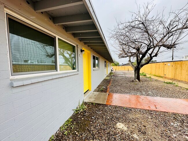 Building Photo - 1 Bedroom Cottage Style with Private Yard ...