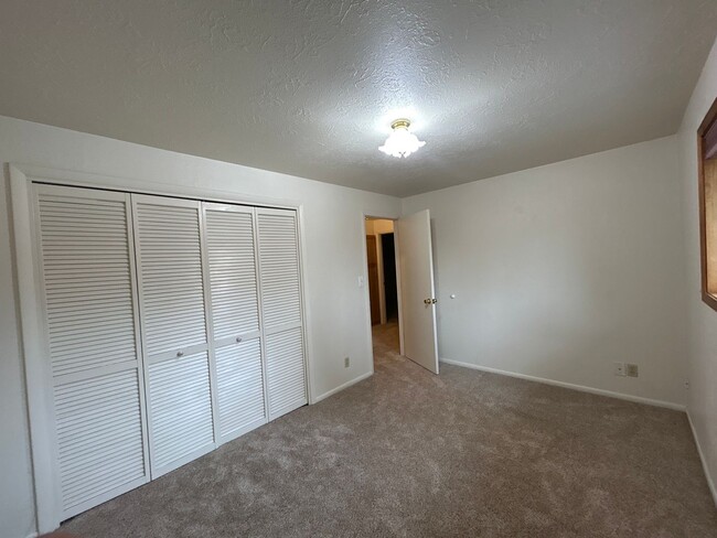 Building Photo - 3 Bedroom / 2 Bathroom in Bend's Orchard D...
