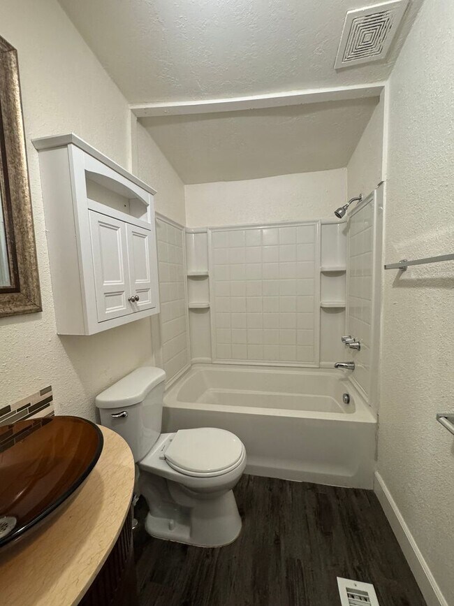 Building Photo - ***Gorgeous Home with a huge yard *** Ready for the ideal Family