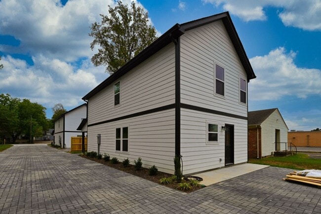 Building Photo - Like New and Move In Ready!