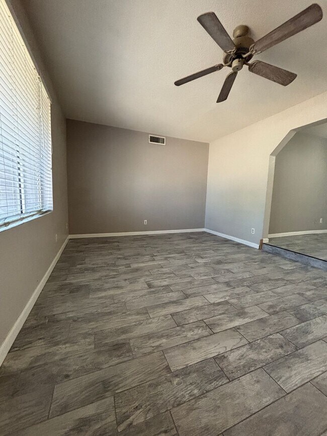 Building Photo - 921 W Naranja Ave