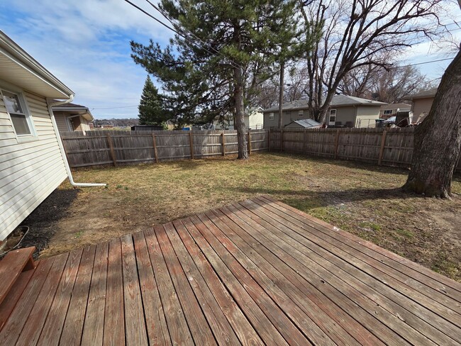 Building Photo - Newly remodeled 4/2/2 with fenced in backyard