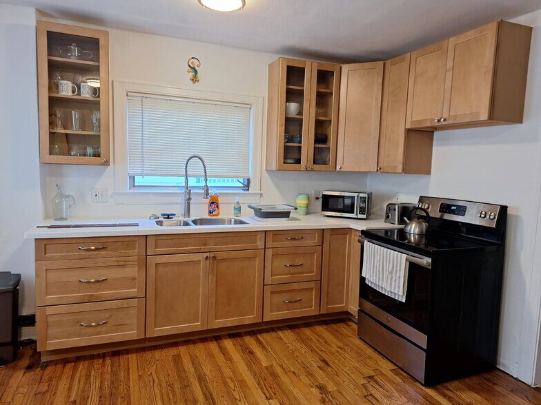 Building Photo - 221 15th Ave N