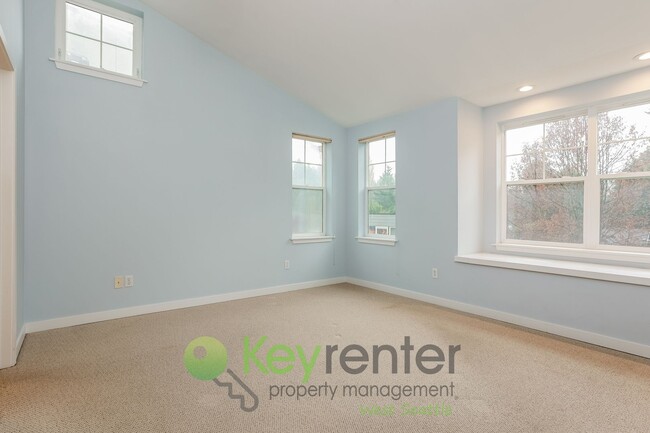 Building Photo - Sophisticated Seattle Home with Stunning Interiors