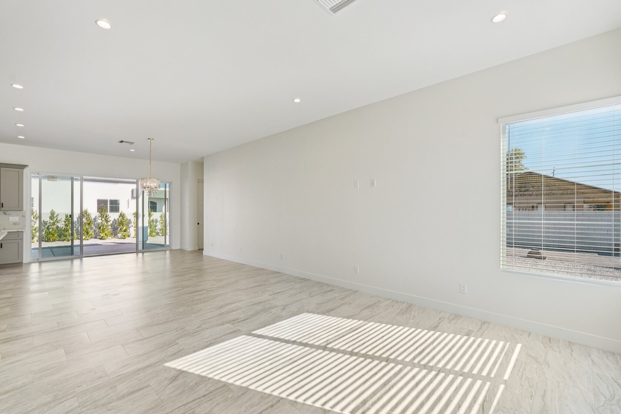 Building Photo - 910 E Roma Ave