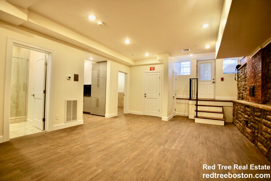 Building Photo - 1675 Beacon St