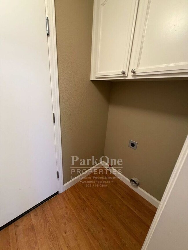 Building Photo - Updated Townhouse in Clayton Available for Lease now!