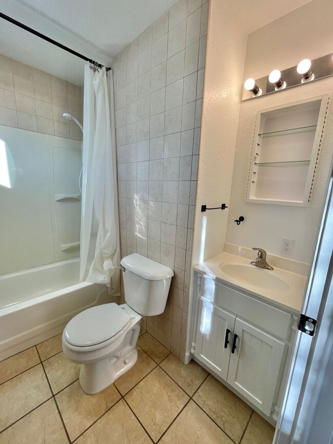 Building Photo - Spacious Studio for rent near Downtown Sioux Falls!