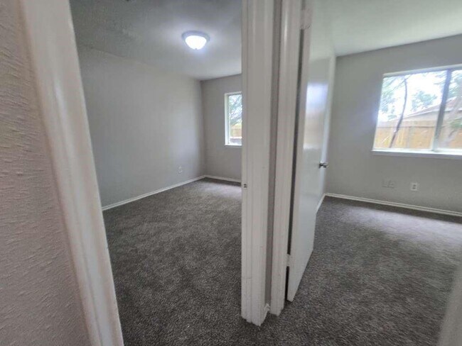 Building Photo - 5400 Linda Ln