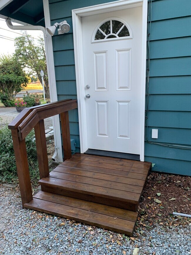 Building Photo - Spacious 3–4 Bedroom Rambler with Private Studio & Mount Baker Views