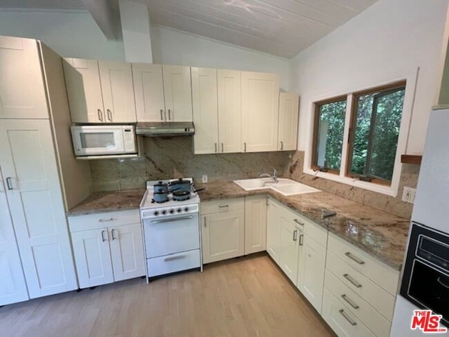 Building Photo - 9837 Easton Dr