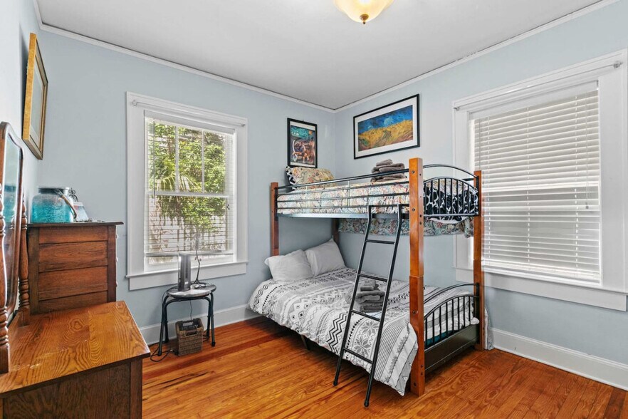 Building Photo - 204 NE 3rd Ave