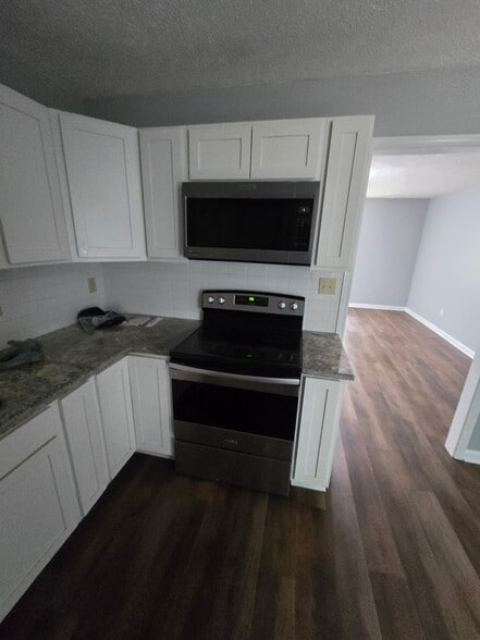 Building Photo - 216 Simms St