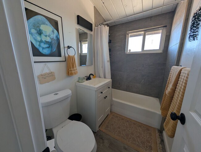 Building Photo - Adorable 2 bedroom 1 bathroom home *** FIRST MONTH DISCOUNTED RENT**