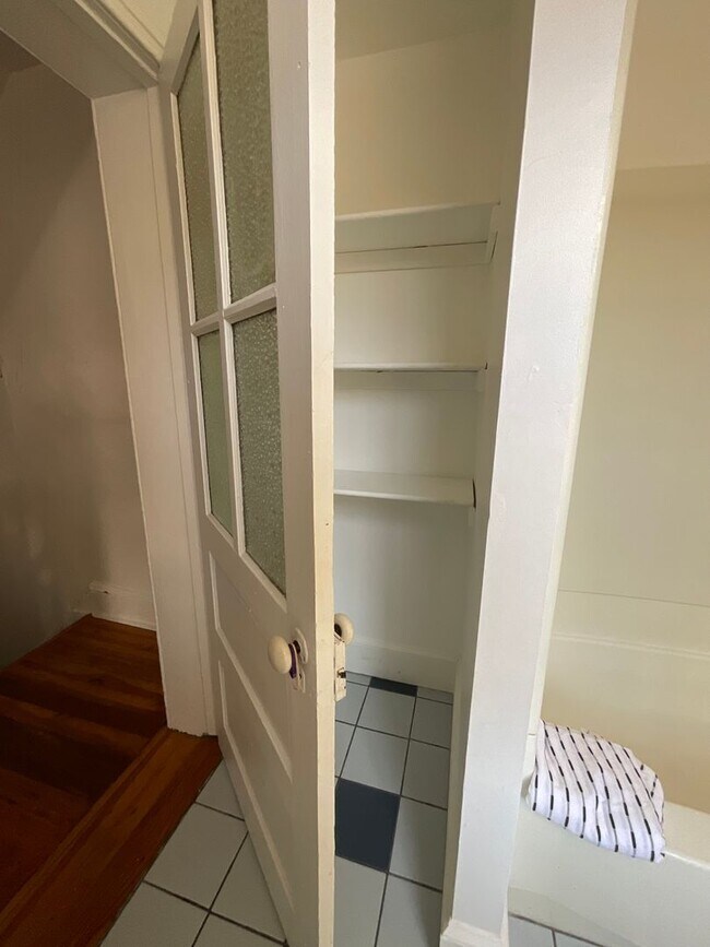 Building Photo - 624 Catharine St