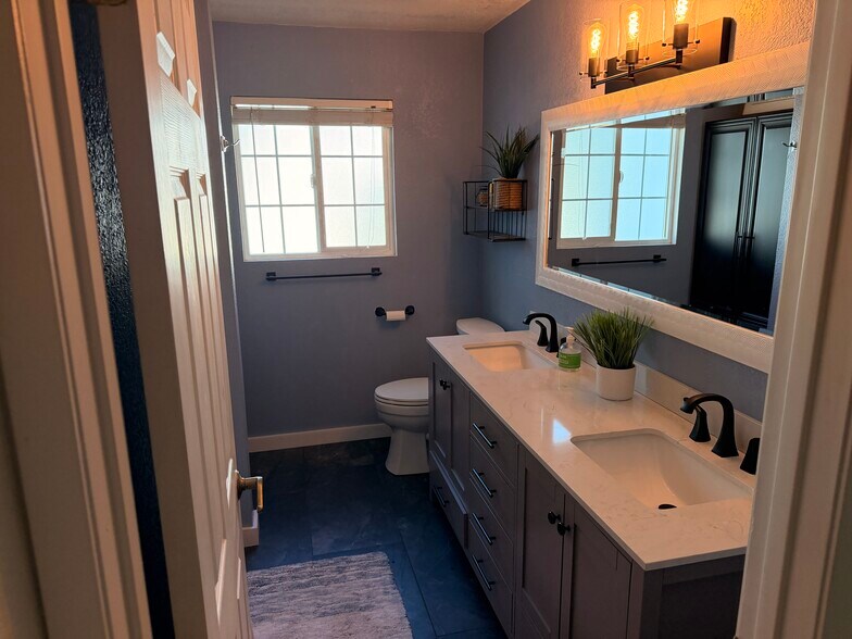 Main shared bath, newly remodeled - 3075 Forest Hills Dr