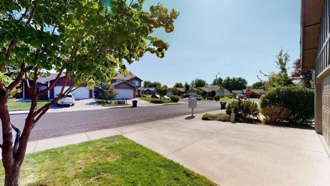 Building Photo - 1372 SE Newgate Dr