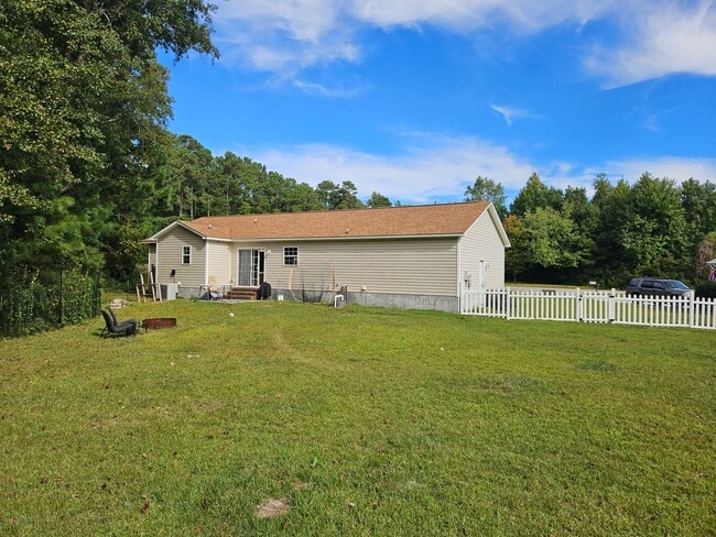Building Photo - Beautiful unfurnished 3 bedroom 2 bath home in Sneads Ferry - Justice Farm community