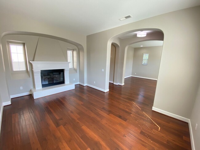 Building Photo - 4 Bed 5 Bath Beautiful Custom Home In Danv...