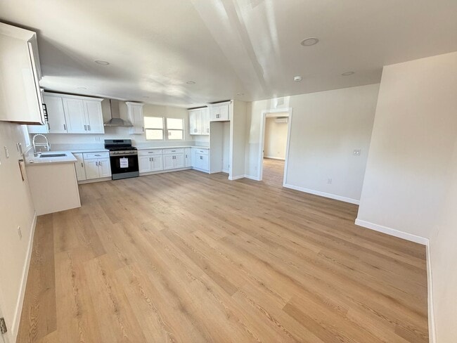 Building Photo - 2400 Del Mar Ave