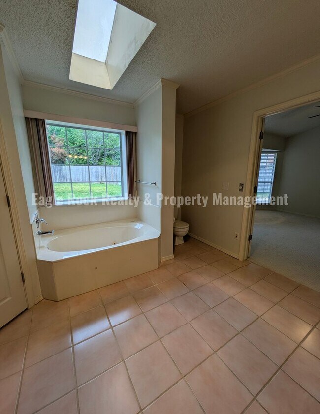 Building Photo - 1304 N Umbrella Ave