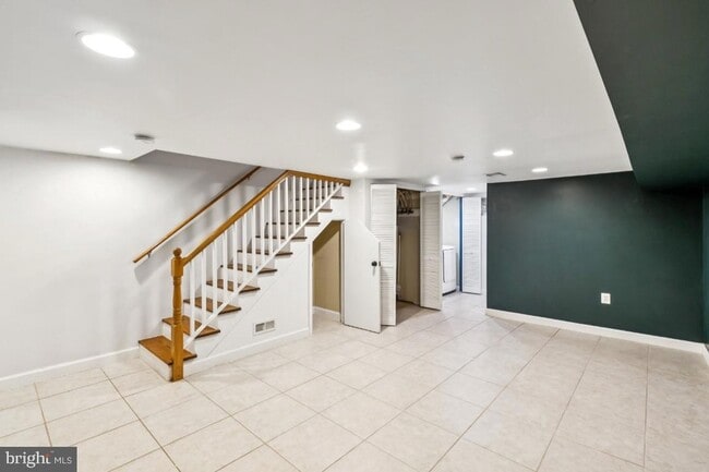 Building Photo - 3318 Blaine St NE