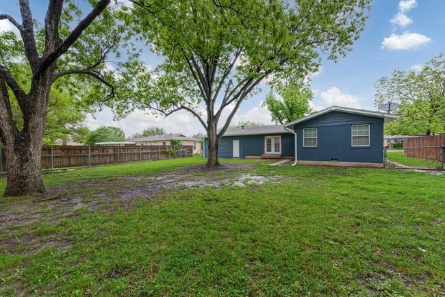Building Photo - 6708 Manor Dr