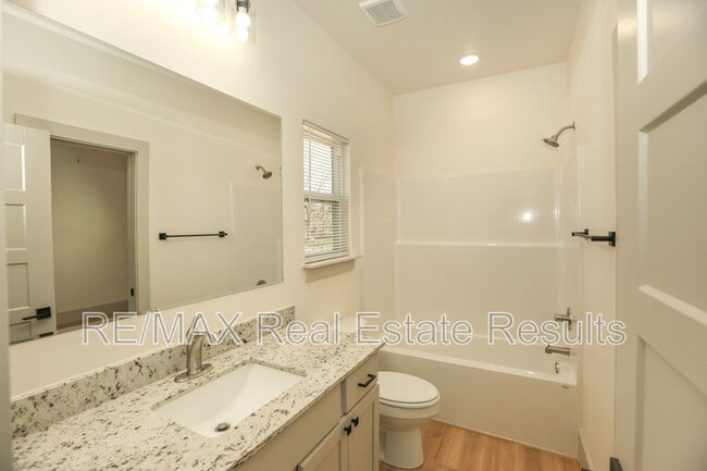 Building Photo - 655 N Genevieve Ave