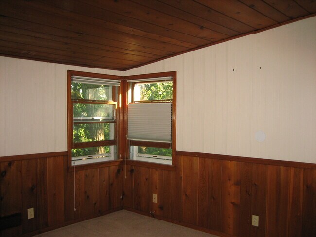 Building Photo - 2541 Burnham Rd