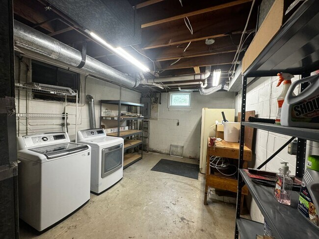 Building Photo - Split level 4-bedroom 3-bathroom home