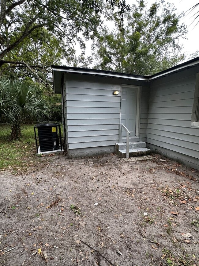 Building Photo - **Move in ready - 3/2 Renovated single family home