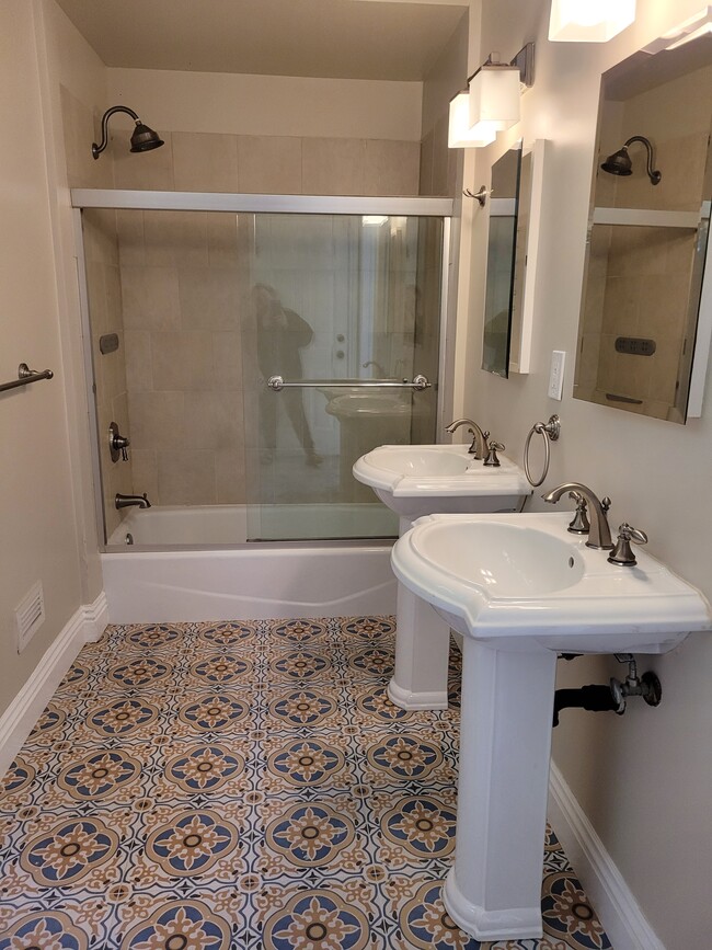 Building Photo - 8839 Cashio St