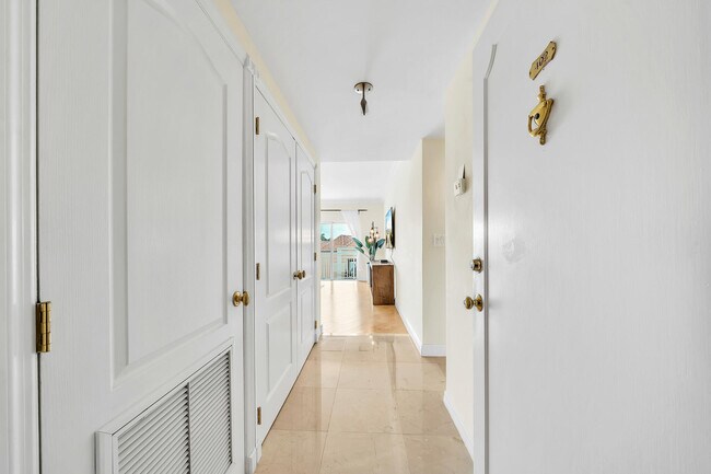 Building Photo - 250 Bradley Pl