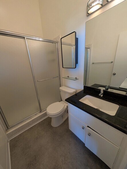 Building Photo - 11936 Darlington Ave