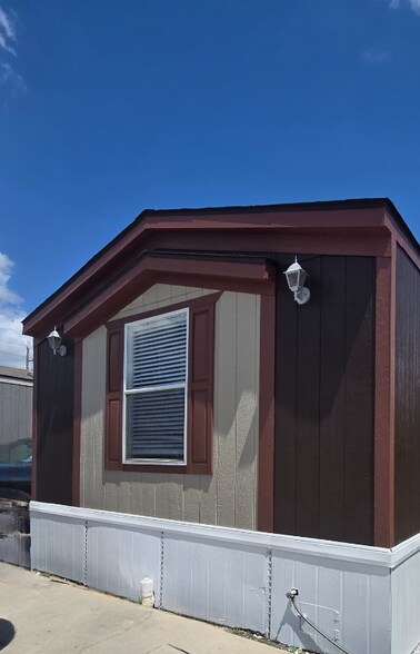 Primary Photo - 1120 N Vista Dr