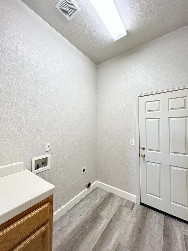 Building Photo - Stunning 4 bedroom 2 bathroom home in Linc...