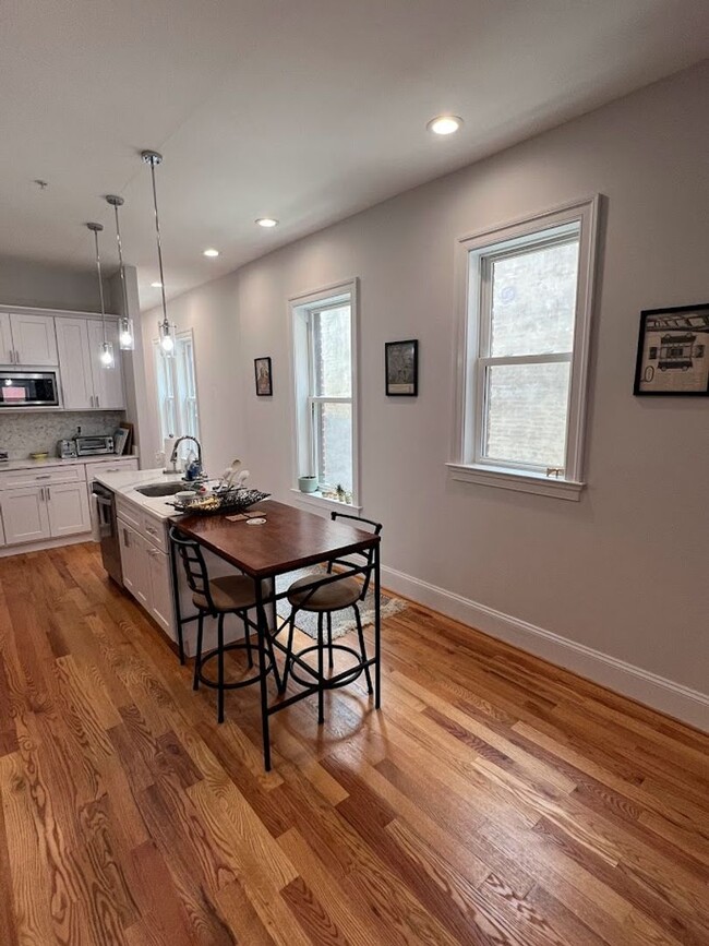 Building Photo - Newly Renovated Split Level Row Home in Tr...