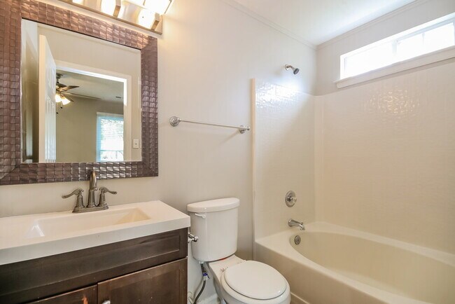 Building Photo - 3242 Hawick Commons Dr