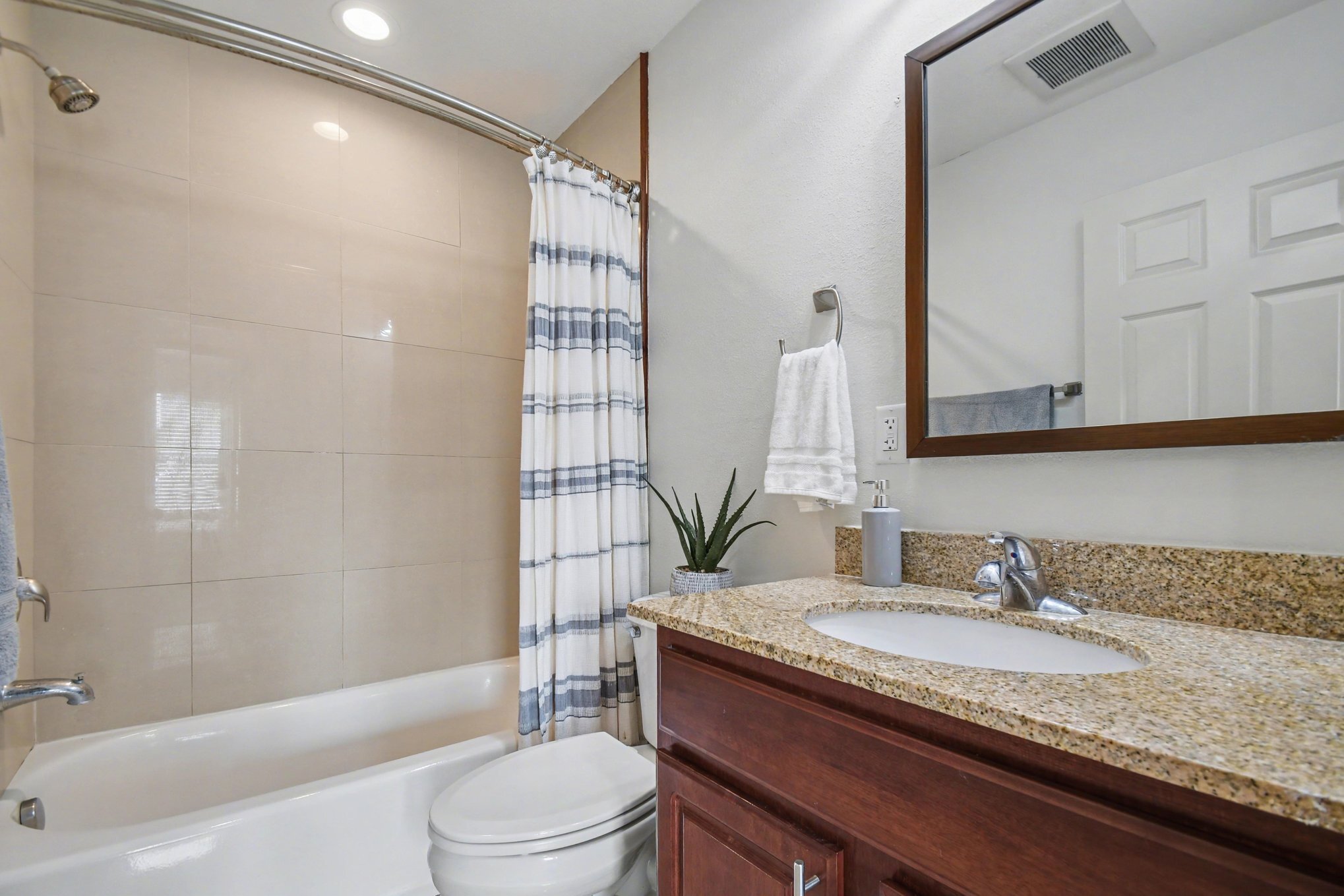 Building Photo - 118 Rhodes St