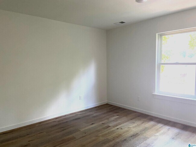 Building Photo - 1719 13th Ct S