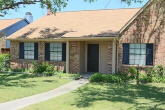 Building Photo - 3 Bedroom House in The Colony