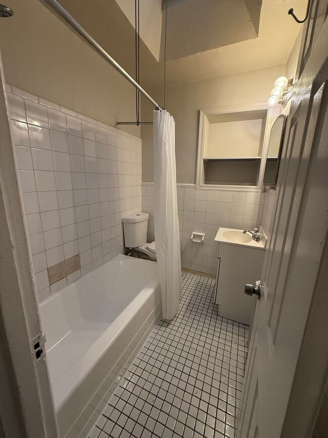 Building Photo - Bright 3BR Home in Tacony!