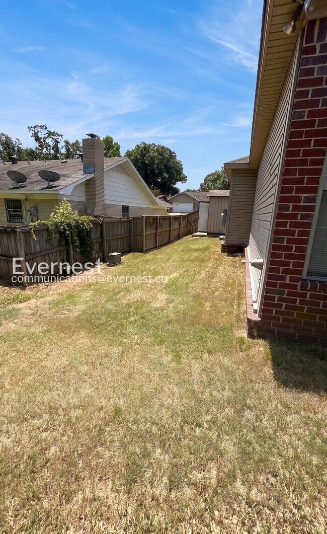 Building Photo - 3 Bed/2 Bath Home with Fenced Yard & Garage / Pet-Friendly / Vouchers Accepted / Available Now!