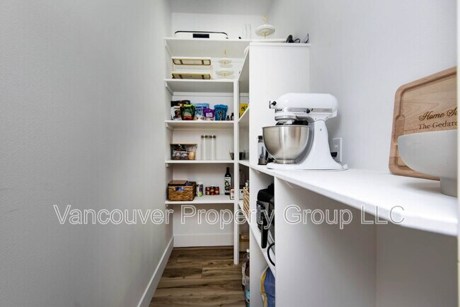 Building Photo - 5075 E Ferdinand Ct