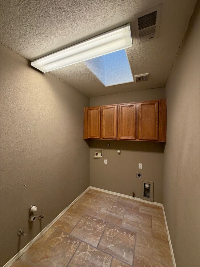 Building Photo - 3 Bedroom Single Story Home Available Near Dellyne Ave NW & Unser Blvd NW!