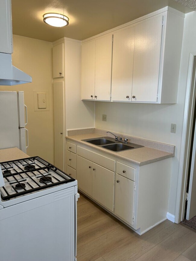 Building Photo - Beautiful 1 Bedroom in the HEART  Northrid...