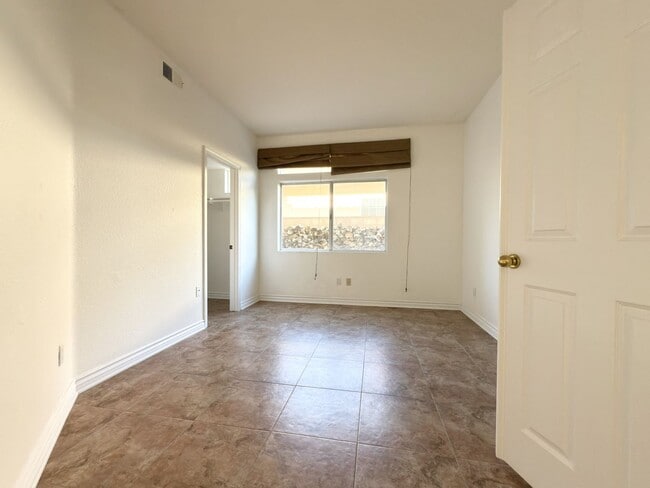 Building Photo - Spacious Home in Santa Fe Hills