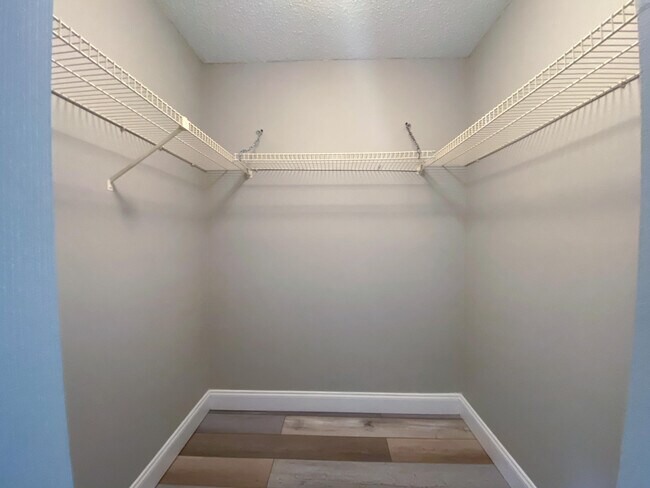 Building Photo - 711 Forest Club Dr