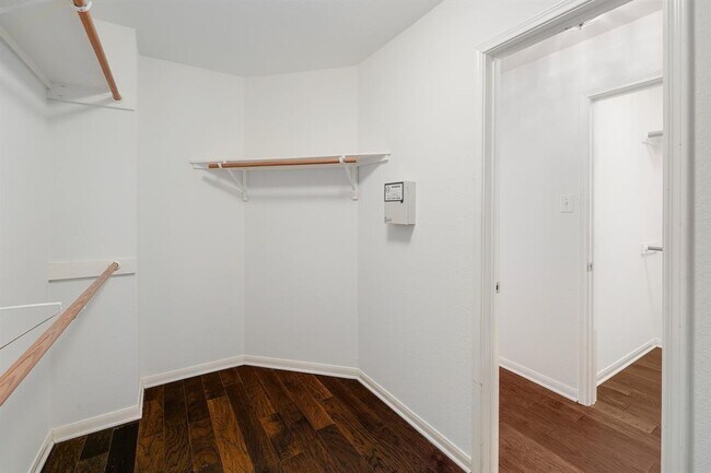 Building Photo - 2023 Wood Glen Dr
